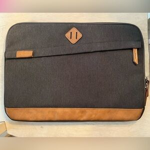 Targus Strata Laptop Sleeve, NEW without tags.